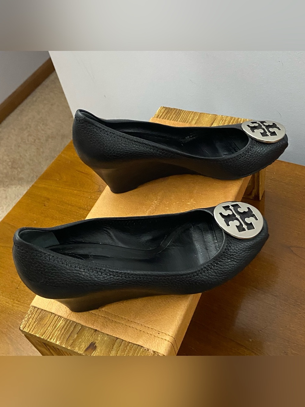 Tory Burch Sally Black Tumbled Pebbled Leather Peep Toe Wedge Pumps Sz 7.5M Y2K - Picture 2 of 16